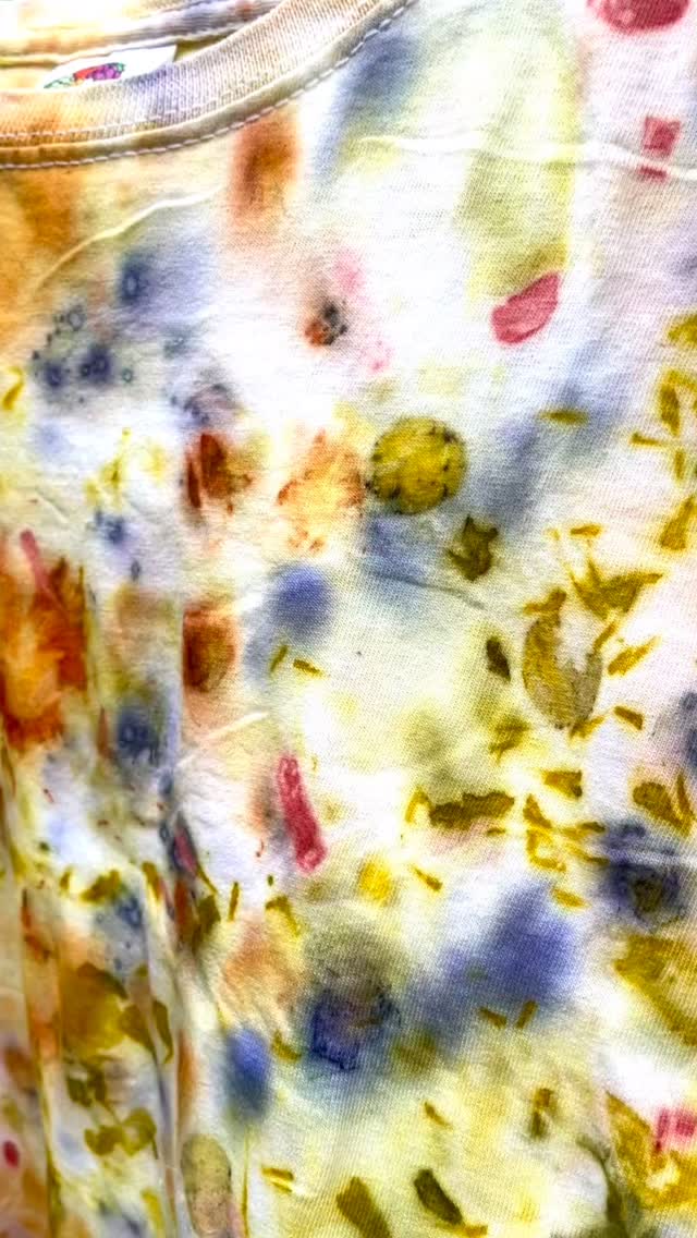 Gestern durfte ich der lieben Sandra Hauthaler beim Ecoprinting und Bundle Dyeing mit ihrer Familie über die Schulter schauen. Ich lieb‘s! 🤗 Bundle Dyeing möchte ich auch bald ausprobieren. 🌼🌸🎨

#ecoprint #bundledye #Bundledyeing #färber #färberpflanzen