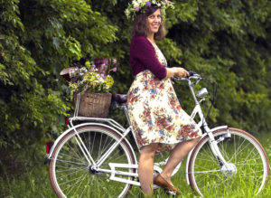 Johanni, Midsommer, Sommersonnenwende, die Wilde Möhre Silja mit Blumenhaarkranz und ihrem Fahrrad