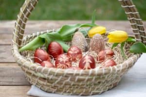 Natürlich mit Zwiebelschalen gefärbte Eier und Pflanzenmustern