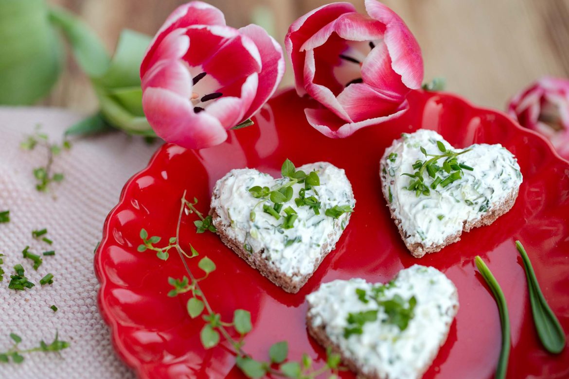 "Herzhafte" Valentinshappen - Brotherzen mit Frühlingskräutern