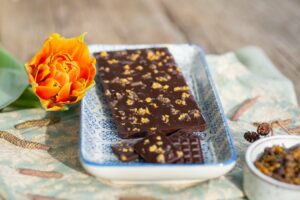 Erlenkätzchenkrokantschokolade selbst gemacht (dunkle Schokolade)