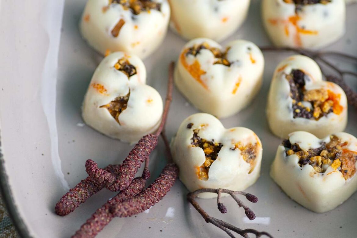 Erlenkätzchenkrokant-Pralinen aus weißer Schokolade